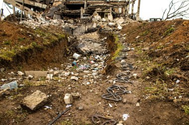 Ukrayna 'nın Kherson Oblastı' nda bulunan Chornobaivka 'daki Kherson Uluslararası Havalimanı' nın yıkımı. Chernobaivka saldırıları, Rus işgali sırasında Rusya 'nın elinde bulunan Kherson Uluslararası Havalimanı' na yapılan bir dizi Ukrayna saldırısıdır.