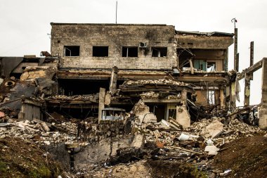 Ukrayna 'nın Kherson Oblastı' nda bulunan Chornobaivka 'daki Kherson Uluslararası Havalimanı' nın yıkımı. Chernobaivka saldırıları, Rus işgali sırasında Rusya 'nın elinde bulunan Kherson Uluslararası Havalimanı' na yapılan bir dizi Ukrayna saldırısıdır.