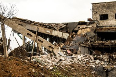 Ukrayna 'nın Kherson Oblastı' nda bulunan Chornobaivka 'daki Kherson Uluslararası Havalimanı' nın yıkımı. Chernobaivka saldırıları, Rus işgali sırasında Rusya 'nın elinde bulunan Kherson Uluslararası Havalimanı' na yapılan bir dizi Ukrayna saldırısıdır.