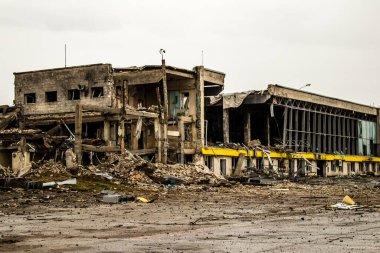 Ukrayna 'nın Kherson Oblastı' nda bulunan Chornobaivka 'daki Kherson Uluslararası Havalimanı' nın yıkımı. Chernobaivka saldırıları, Rus işgali sırasında Rusya 'nın elinde bulunan Kherson Uluslararası Havalimanı' na yapılan bir dizi Ukrayna saldırısıdır.