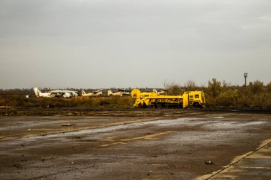 Ukrayna 'nın Kherson Oblastı' nda bulunan Chornobaivka 'daki Kherson Uluslararası Havalimanı' nın yıkımı. Chernobaivka saldırıları, Rus işgali sırasında Rusya 'nın elinde bulunan Kherson Uluslararası Havalimanı' na yapılan bir dizi Ukrayna saldırısıdır.