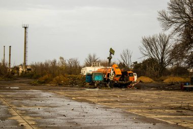 Ukrayna 'nın Kherson Oblastı' nda bulunan Chornobaivka 'daki Kherson Uluslararası Havalimanı' nın yıkımı. Chernobaivka saldırıları, Rus işgali sırasında Rusya 'nın elinde bulunan Kherson Uluslararası Havalimanı' na yapılan bir dizi Ukrayna saldırısıdır.