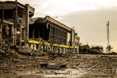 Ukrayna 'nın Kherson Oblastı' nda bulunan Chornobaivka 'daki Kherson Uluslararası Havalimanı' nın yıkımı. Chernobaivka saldırıları, Rus işgali sırasında Rusya 'nın elinde bulunan Kherson Uluslararası Havalimanı' na yapılan bir dizi Ukrayna saldırısıdır.