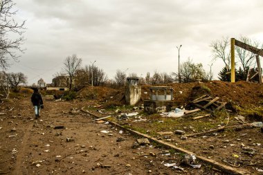 Ukrayna 'nın Kherson Oblastı' nda bulunan Chornobaivka 'daki Kherson Uluslararası Havalimanı' nın yıkımı. Chernobaivka saldırıları, Rus işgali sırasında Rusya 'nın elinde bulunan Kherson Uluslararası Havalimanı' na yapılan bir dizi Ukrayna saldırısıdır.