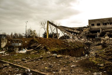 Ukrayna 'nın Kherson Oblastı' nda bulunan Chornobaivka 'daki Kherson Uluslararası Havalimanı' nın yıkımı. Chernobaivka saldırıları, Rus işgali sırasında Rusya 'nın elinde bulunan Kherson Uluslararası Havalimanı' na yapılan bir dizi Ukrayna saldırısıdır.
