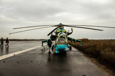 Ukrayna 'daki Kherson Oblastı' nda bulunan Uluslararası Kherson Havaalanı 'nda savaş helikopterleri imha edildi. Chernobaivka saldırıları, Rus istila kampı sırasında Ukrayna 'nın elinde bulunan Kherson Uluslararası Havalimanı' na düzenlediği bir dizi saldırıdır.