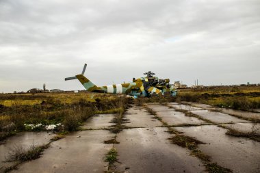 Ukrayna 'daki Kherson Oblastı' nda bulunan Uluslararası Kherson Havaalanı 'nda savaş helikopterleri imha edildi. Chernobaivka saldırıları, Rus istila kampı sırasında Ukrayna 'nın elinde bulunan Kherson Uluslararası Havalimanı' na düzenlediği bir dizi saldırıdır.