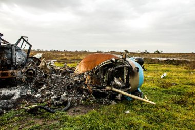 Ukrayna 'daki Kherson Oblastı' nda bulunan Uluslararası Kherson Havaalanı 'nda savaş helikopterleri imha edildi. Chernobaivka saldırıları, Rus istila kampı sırasında Ukrayna 'nın elinde bulunan Kherson Uluslararası Havalimanı' na düzenlediği bir dizi saldırıdır.