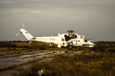 Ukrayna 'daki Kherson Oblastı' nda bulunan Uluslararası Kherson Havaalanı 'nda savaş helikopterleri imha edildi. Chernobaivka saldırıları, Rus istila kampı sırasında Ukrayna 'nın elinde bulunan Kherson Uluslararası Havalimanı' na düzenlediği bir dizi saldırıdır.