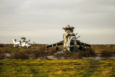 Ukrayna 'daki Kherson Oblastı' nda bulunan Uluslararası Kherson Havaalanı 'nda savaş helikopterleri imha edildi. Chernobaivka saldırıları, Rus istila kampı sırasında Ukrayna 'nın elinde bulunan Kherson Uluslararası Havalimanı' na düzenlediği bir dizi saldırıdır.