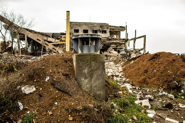 Ukrayna 'nın Kherson Oblastı' nda bulunan Chornobaivka 'daki Kherson Uluslararası Havalimanı' nın yıkımı. Chernobaivka saldırıları, Rus işgali sırasında Rusya 'nın elinde bulunan Kherson Uluslararası Havalimanı' na yapılan bir dizi Ukrayna saldırısıdır.