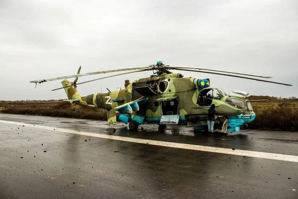 ウクライナのヘルソン州にあるヘルソン国際空港で戦闘ヘリコプターを破壊しました チェルノバイフカ攻撃は ロシアの侵攻キャンプ中にロシアが保有するヘルソン国際空港へのウクライナの攻撃のシリーズです — ストック写真