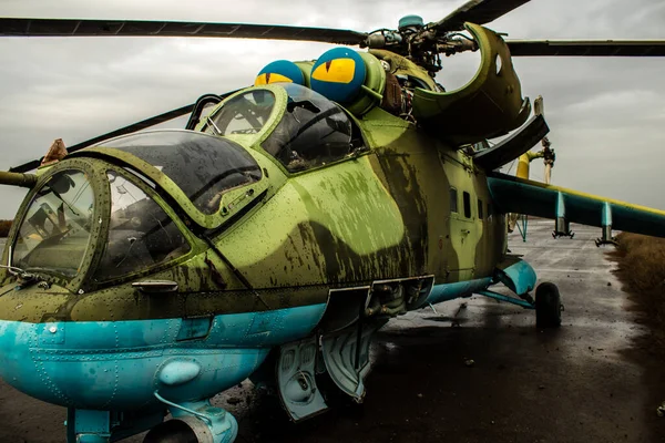 Zerstörte Kampfhubschrauber Auf Dem Internationalen Flughafen Von Cherson Der Ukrainischen — Stockfoto