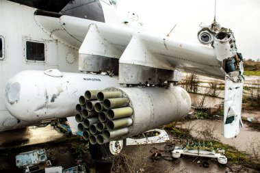 Ukrayna 'daki Kherson Oblastı' nda bulunan Uluslararası Kherson Havaalanı 'nda savaş helikopterleri imha edildi. Chernobaivka saldırıları, Rus istila kampı sırasında Ukrayna 'nın elinde bulunan Kherson Uluslararası Havalimanı' na düzenlediği bir dizi saldırıdır.