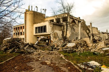 Ukrayna 'nın Kherson Oblastı' nda bulunan Chornobaivka 'daki Kherson Uluslararası Havalimanı' nın yıkımı. Chernobaivka saldırıları, Rus işgali sırasında Rusya 'nın elinde bulunan Kherson Uluslararası Havalimanı' na yapılan bir dizi Ukrayna saldırısıdır.