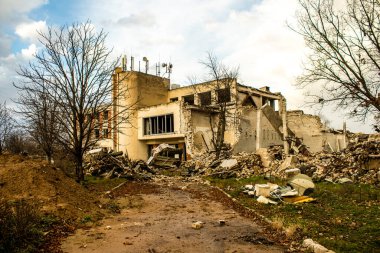 Ukrayna 'nın Kherson Oblastı' nda bulunan Chornobaivka 'daki Kherson Uluslararası Havalimanı' nın yıkımı. Chernobaivka saldırıları, Rus işgali sırasında Rusya 'nın elinde bulunan Kherson Uluslararası Havalimanı' na yapılan bir dizi Ukrayna saldırısıdır.