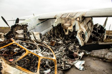 Uluslararası Kherson Havaalanı 'nda yok edilen uçak. Chernobaivka saldırıları, Ukrayna 'nın güneyindeki Rus işgali sırasında Rusya' nın elinde bulunan Kherson Uluslararası Havalimanı 'na düzenlenen bir dizi Ukrayna saldırısıdır..