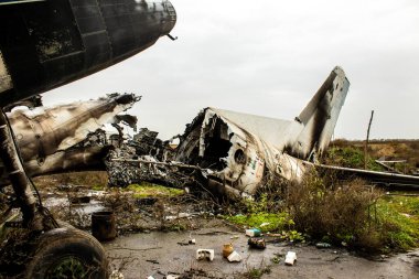 Uluslararası Kherson Havaalanı 'nda yok edilen uçak. Chernobaivka saldırıları, Ukrayna 'nın güneyindeki Rus işgali sırasında Rusya' nın elinde bulunan Kherson Uluslararası Havalimanı 'na düzenlenen bir dizi Ukrayna saldırısıdır..