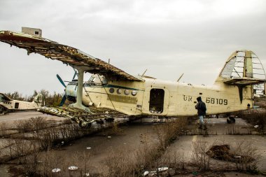 Uluslararası Kherson Havaalanı 'nda yok edilen uçak. Chernobaivka saldırıları, Ukrayna 'nın güneyindeki Rus işgali sırasında Rusya' nın elinde bulunan Kherson Uluslararası Havalimanı 'na düzenlenen bir dizi Ukrayna saldırısıdır..