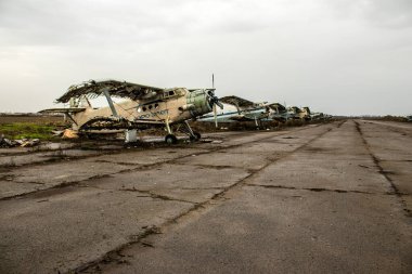 Uluslararası Kherson Havaalanı 'nda yok edilen uçak. Chernobaivka saldırıları, Ukrayna 'nın güneyindeki Rus işgali sırasında Rusya' nın elinde bulunan Kherson Uluslararası Havalimanı 'na düzenlenen bir dizi Ukrayna saldırısıdır..