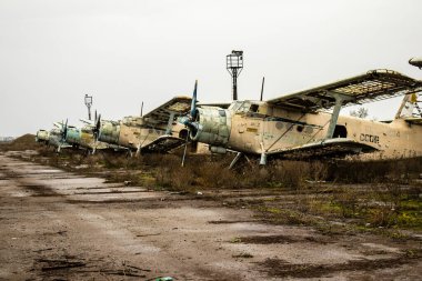 Uluslararası Kherson Havaalanı 'nda yok edilen uçak. Chernobaivka saldırıları, Ukrayna 'nın güneyindeki Rus işgali sırasında Rusya' nın elinde bulunan Kherson Uluslararası Havalimanı 'na düzenlenen bir dizi Ukrayna saldırısıdır..