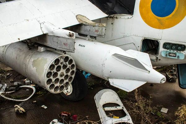 在位于乌克兰赫尔松州的赫尔松国际机场被摧毁的战斗设施 姆巴伊夫卡袭击是乌克兰在俄罗斯入侵营地期间对赫德森国际机场发动的一系列袭击 — 图库照片