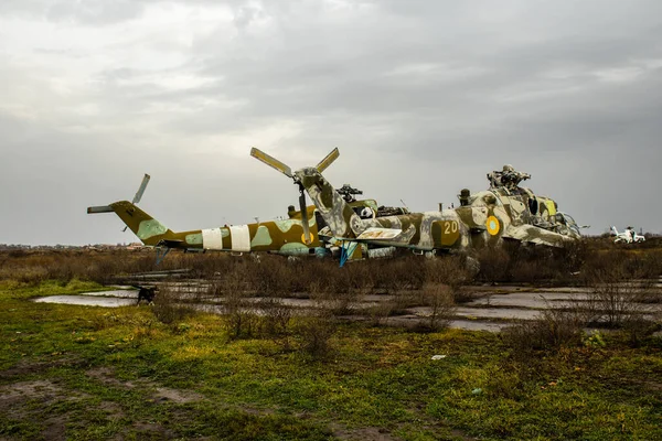 在位于乌克兰赫尔松州的赫尔松国际机场被摧毁的战斗设施 姆巴伊夫卡袭击是乌克兰在俄罗斯入侵营地期间对赫德森国际机场发动的一系列袭击 — 图库照片