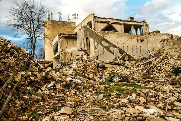 Ukrayna 'nın Kherson Oblastı' nda bulunan Chornobaivka 'daki Kherson Uluslararası Havalimanı' nın yıkımı. Chernobaivka saldırıları, Rus işgali sırasında Rusya 'nın elinde bulunan Kherson Uluslararası Havalimanı' na yapılan bir dizi Ukrayna saldırısıdır.