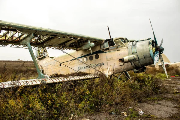 ケルソン国際空港で破壊された飛行機 チェルノバイフカ攻撃は ウクライナ南部でのロシアの侵攻作戦中にロシアが保持するヘルソン国際空港へのウクライナの攻撃のシリーズです — ストック写真