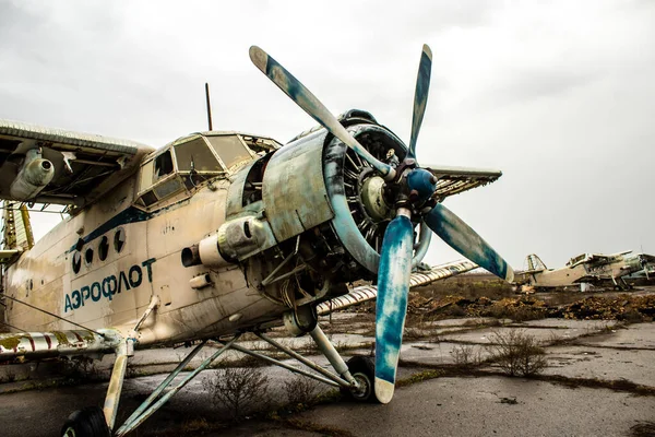 ケルソン国際空港で破壊された飛行機 チェルノバイフカ攻撃は ウクライナ南部でのロシアの侵攻作戦中にロシアが保持するヘルソン国際空港へのウクライナの攻撃のシリーズです — ストック写真