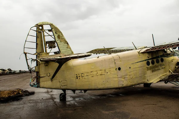 공항에서 비행기를 파괴했습니다 공격은 우크라이나 남부에서의 러시아 러시아 가보유 공항에 — 스톡 사진