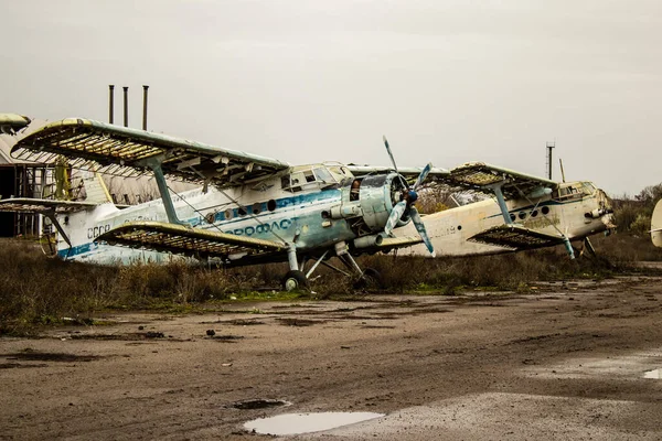 在Kherson国际机场被毁的飞机 这次袭击是在俄罗斯入侵乌克兰南部期间 乌克兰对俄罗斯控制的赫尔松国际机场发动的一系列袭击 — 图库照片
