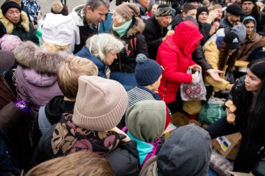 Ukrayna, Kherson sakinleri, Özgürlük Meydanı 'nda erzak alıyorlar. Gerginlik çok güçlü ve insanlar çok kızgın. Uluslararası insani yardım, insanların her şeyden yoksun olduğu zaman düzenlenir.