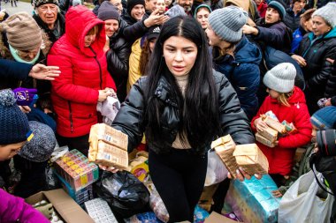 Ukrayna, Kherson sakinleri, Özgürlük Meydanı 'nda erzak alıyorlar. Gerginlik çok güçlü ve insanlar çok kızgın. Uluslararası insani yardım, insanların her şeyden yoksun olduğu zaman düzenlenir.