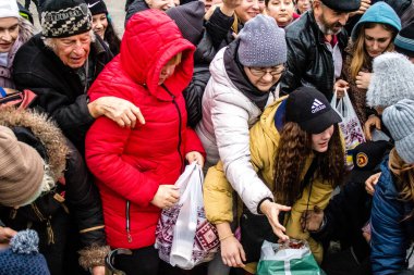 Ukrayna, Kherson sakinleri, Özgürlük Meydanı 'nda erzak alıyorlar. Gerginlik çok güçlü ve insanlar çok kızgın. Uluslararası insani yardım, insanların her şeyden yoksun olduğu zaman düzenlenir.