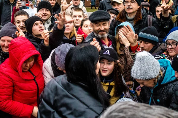 乌克兰Kherson的居民在自由广场获得食物供应 局势非常紧张 人们非常恼怒 当人们缺乏一切时 就组织国际人道主义援助 — 图库照片