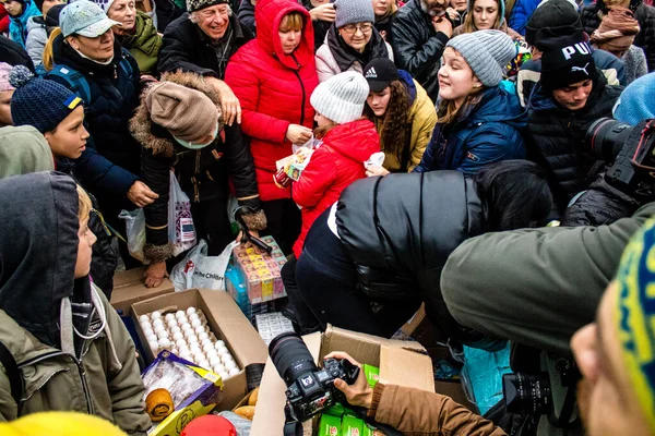 stock image Residents of Kherson, Ukraine, receive food supplies in Freedom Square. The tension is very strong and people are very exasperated. International humanitarian aid is organized when people lack everything.