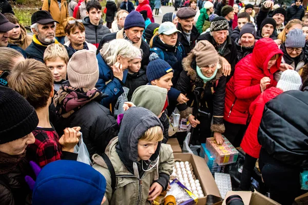 stock image Residents of Kherson, Ukraine, receive food supplies in Freedom Square. The tension is very strong and people are very exasperated. International humanitarian aid is organized when people lack everything.