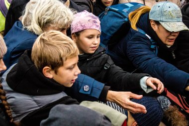 Ukrayna, Kherson sakinleri, Özgürlük Meydanı 'nda erzak alıyorlar. Gerginlik çok güçlü ve insanlar çok kızgın. Uluslararası insani yardım, insanların her şeyden yoksun olduğu zaman düzenlenir.
