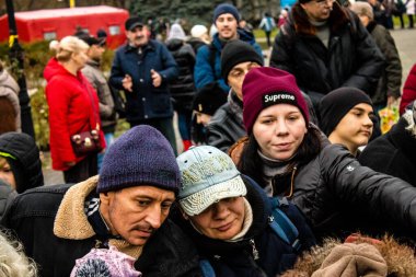 Ukrayna, Kherson sakinleri, Özgürlük Meydanı 'nda erzak alıyorlar. Gerginlik çok güçlü ve insanlar çok kızgın. Uluslararası insani yardım, insanların her şeyden yoksun olduğu zaman düzenlenir.