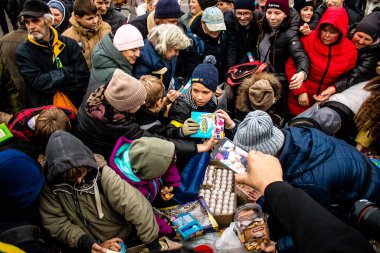 Ukrayna, Kherson sakinleri, Özgürlük Meydanı 'nda erzak alıyorlar. Gerginlik çok güçlü ve insanlar çok kızgın. Uluslararası insani yardım, insanların her şeyden yoksun olduğu zaman düzenlenir.