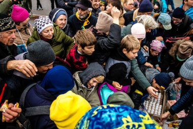 Ukrayna, Kherson sakinleri, Özgürlük Meydanı 'nda erzak alıyorlar. Gerginlik çok güçlü ve insanlar çok kızgın. Uluslararası insani yardım, insanların her şeyden yoksun olduğu zaman düzenlenir.