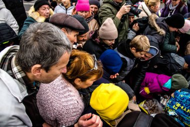 Ukrayna, Kherson sakinleri, Özgürlük Meydanı 'nda erzak alıyorlar. Gerginlik çok güçlü ve insanlar çok kızgın. Uluslararası insani yardım, insanların her şeyden yoksun olduğu zaman düzenlenir.