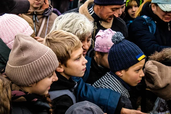 stock image Residents of Kherson, Ukraine, receive food supplies in Freedom Square. The tension is very strong and people are very exasperated. International humanitarian aid is organized when people lack everything.