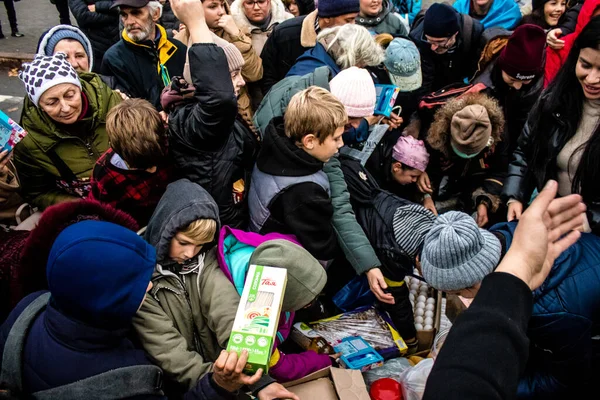 Жители Херсона Украина Получают Продовольствие Площади Свободы Напряжение Сильное Люди — стоковое фото