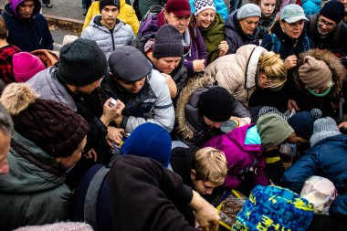 Ukrayna, Kherson sakinleri, Özgürlük Meydanı 'nda erzak alıyorlar. Gerginlik çok güçlü ve insanlar çok kızgın. Uluslararası insani yardım, insanların her şeyden yoksun olduğu zaman düzenlenir.