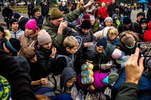 Los Residentes Kherson Ucrania Reciben Suministros Alimentos Freedom Square Tensión —  Fotos de Stock