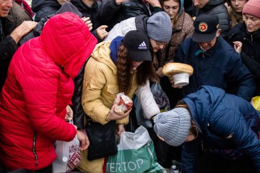 Ukrayna, Kherson sakinleri, Özgürlük Meydanı 'nda erzak alıyorlar. Gerginlik çok güçlü ve insanlar çok kızgın. Uluslararası insani yardım, insanların her şeyden yoksun olduğu zaman düzenlenir.