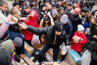 Ukrayna, Kherson sakinleri, Özgürlük Meydanı 'nda erzak alıyorlar. Gerginlik çok güçlü ve insanlar çok kızgın. Uluslararası insani yardım, insanların her şeyden yoksun olduğu zaman düzenlenir.