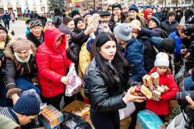 Ukrayna, Kherson sakinleri, Özgürlük Meydanı 'nda erzak alıyorlar. Gerginlik çok güçlü ve insanlar çok kızgın. Uluslararası insani yardım, insanların her şeyden yoksun olduğu zaman düzenlenir.